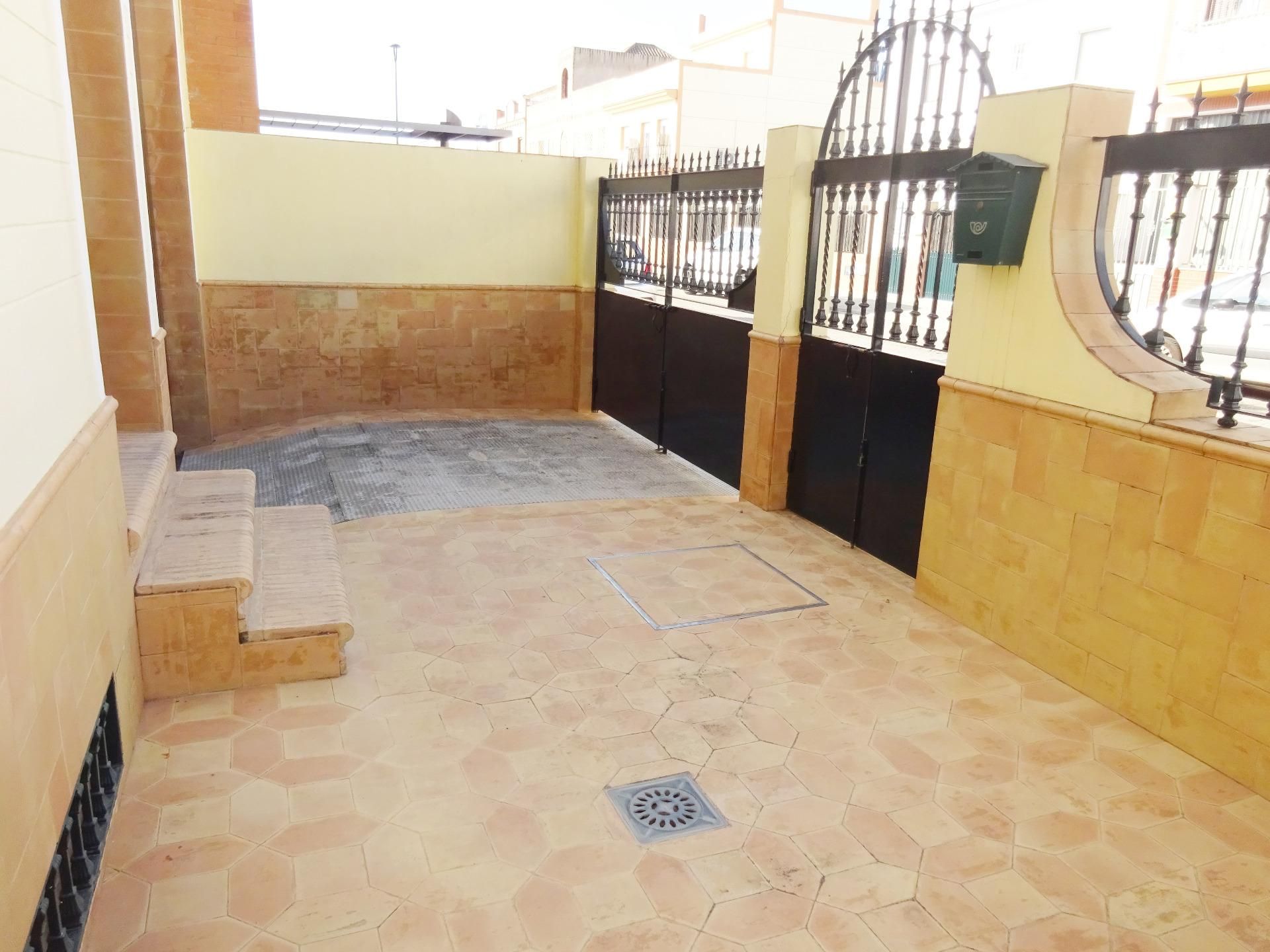 Casa adosada en venda en Santiponce amb Aire condicionat, Jardí privat i Terrassa