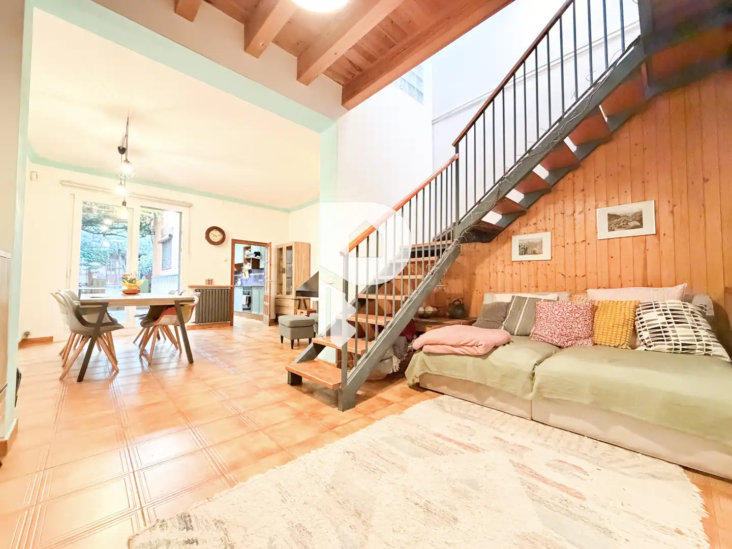Sala de estar de Casa adosada en venta en Sant Vicenç Dels Horts con Aire acondicionado, Calefacción y Jardín privado
