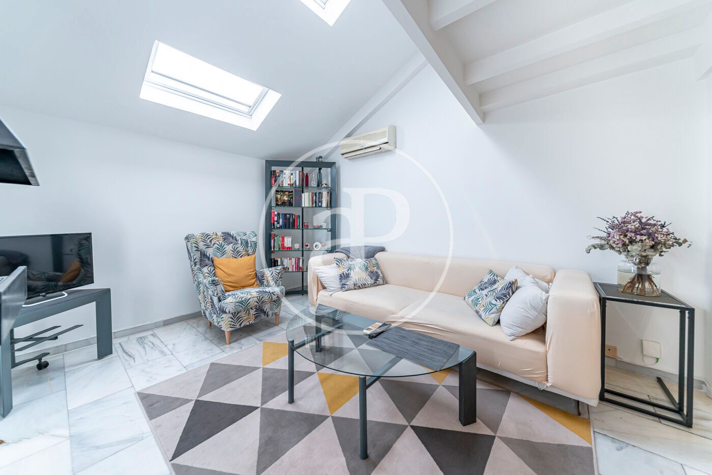 Living room of Attic to rent in  Madrid Capital  with Air Conditioner and Furnished
