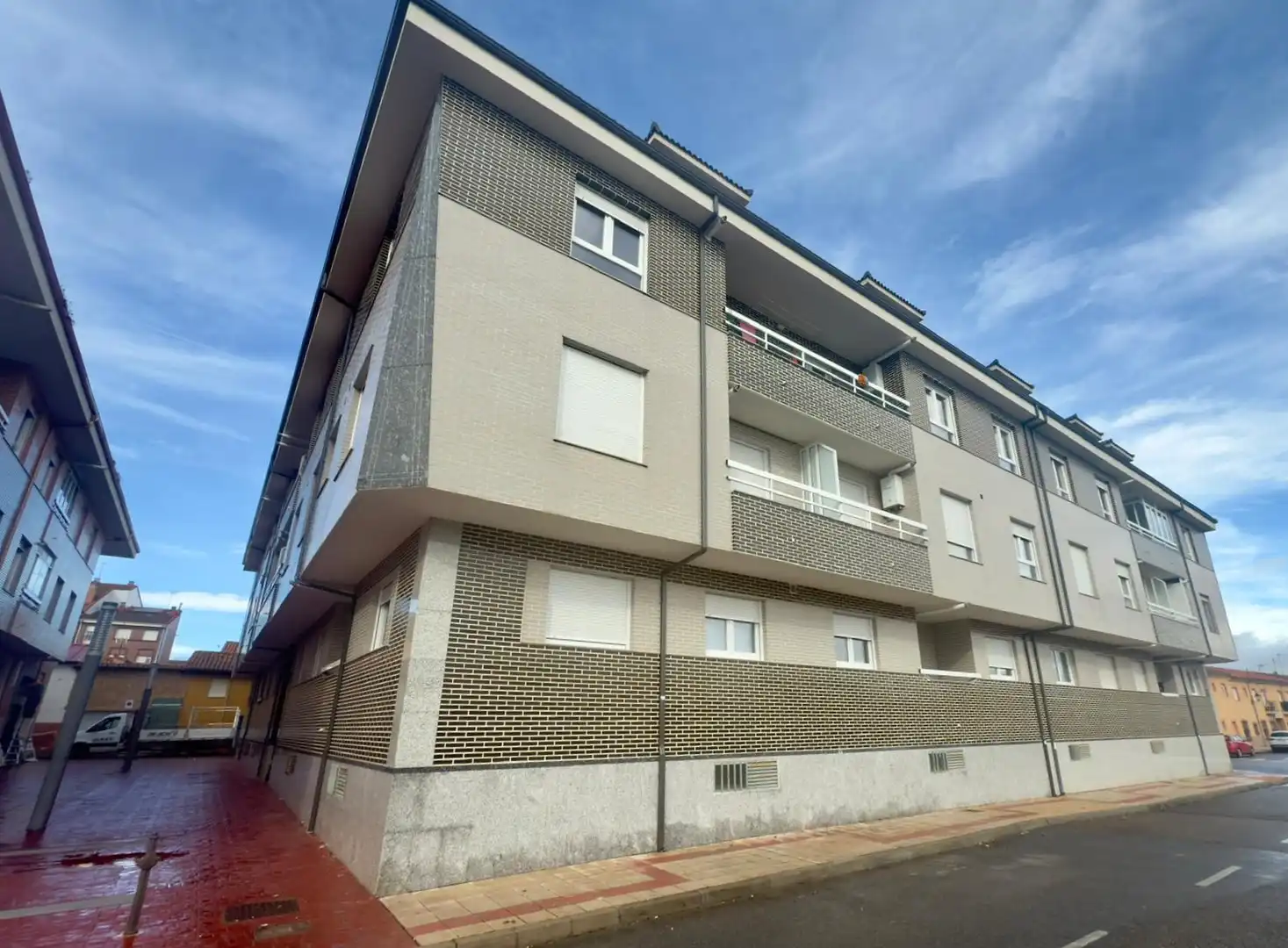 Vista exterior de Apartamento en venta en Valverde de la Virgen con Calefacción, Parquet y Trastero