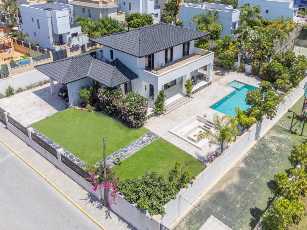 Vista exterior de Casa o xalet en venda en Sant Joan d'Alacant amb Aire condicionat, Jardí privat i Terrassa