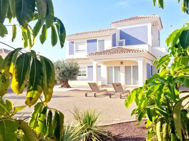 Detached house with pool for sale in RM-620 181
