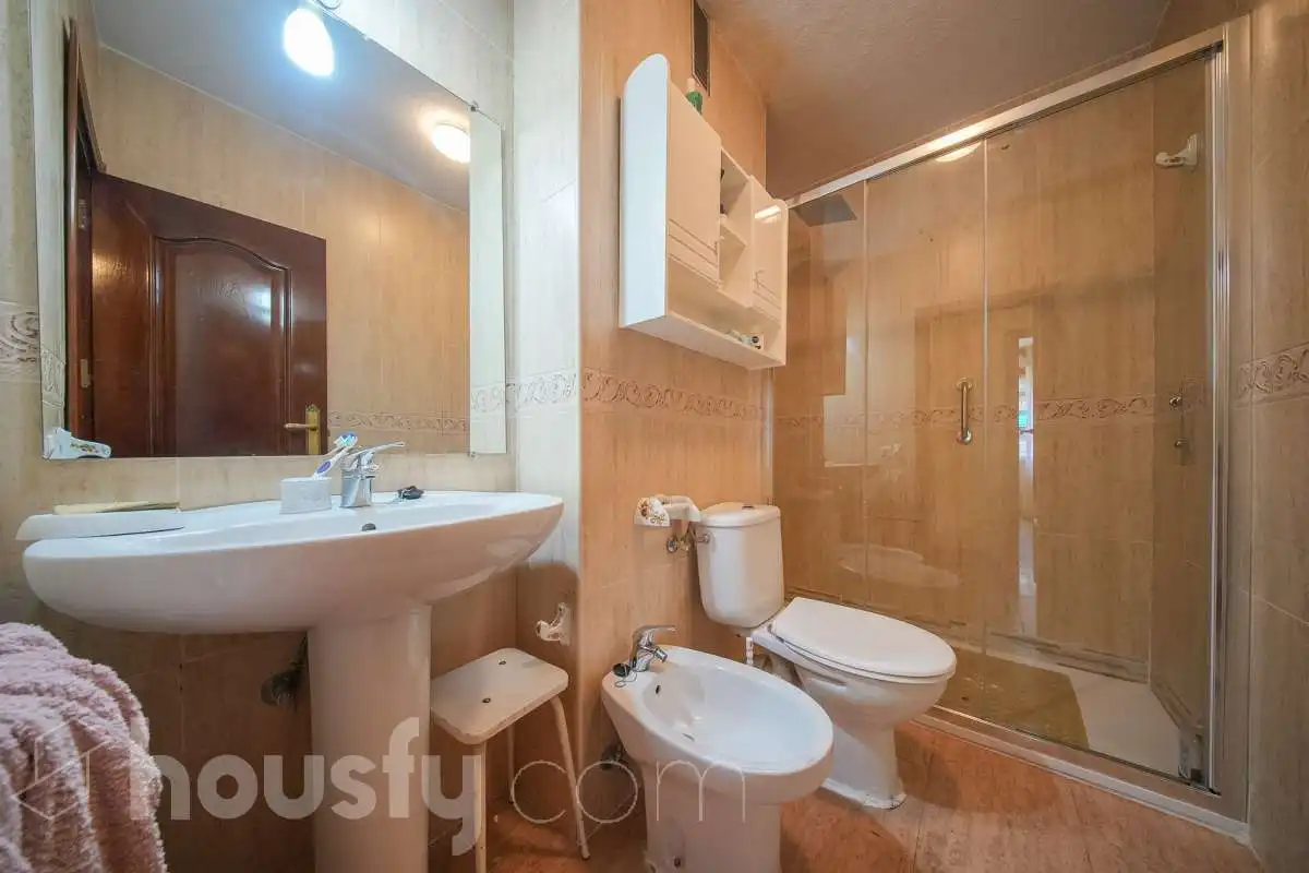 Baño de Piso en venta en Madrid con Aire acondicionado, Calefacción y Jardín privado