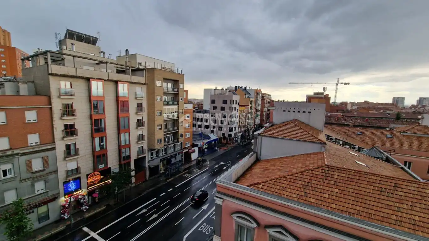 Vista exterior de Piso en venta en Madrid con Calefacción