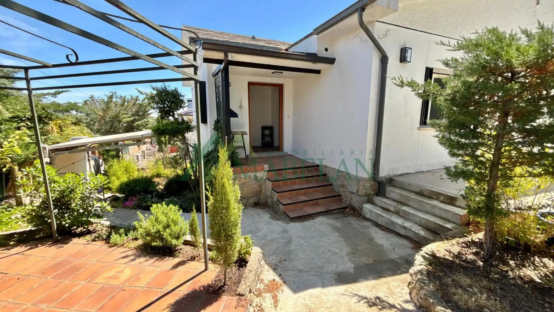 Vista exterior de Casa o chalet en venta en Las Rozas de Madrid con Piscina comunitaria