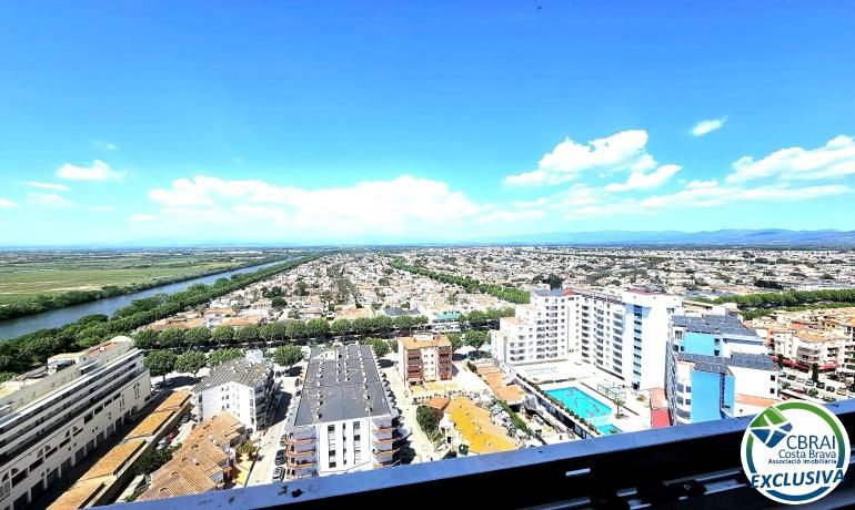 Vista exterior de Pis en venda en Empuriabrava amb Calefacció, Jardí privat i Moblat