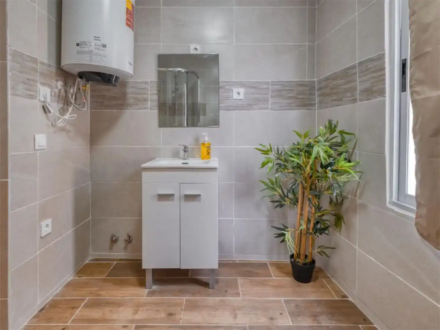 Bathroom of Study for rent in Estremera  with Air Conditioner, Furnished and Balcony