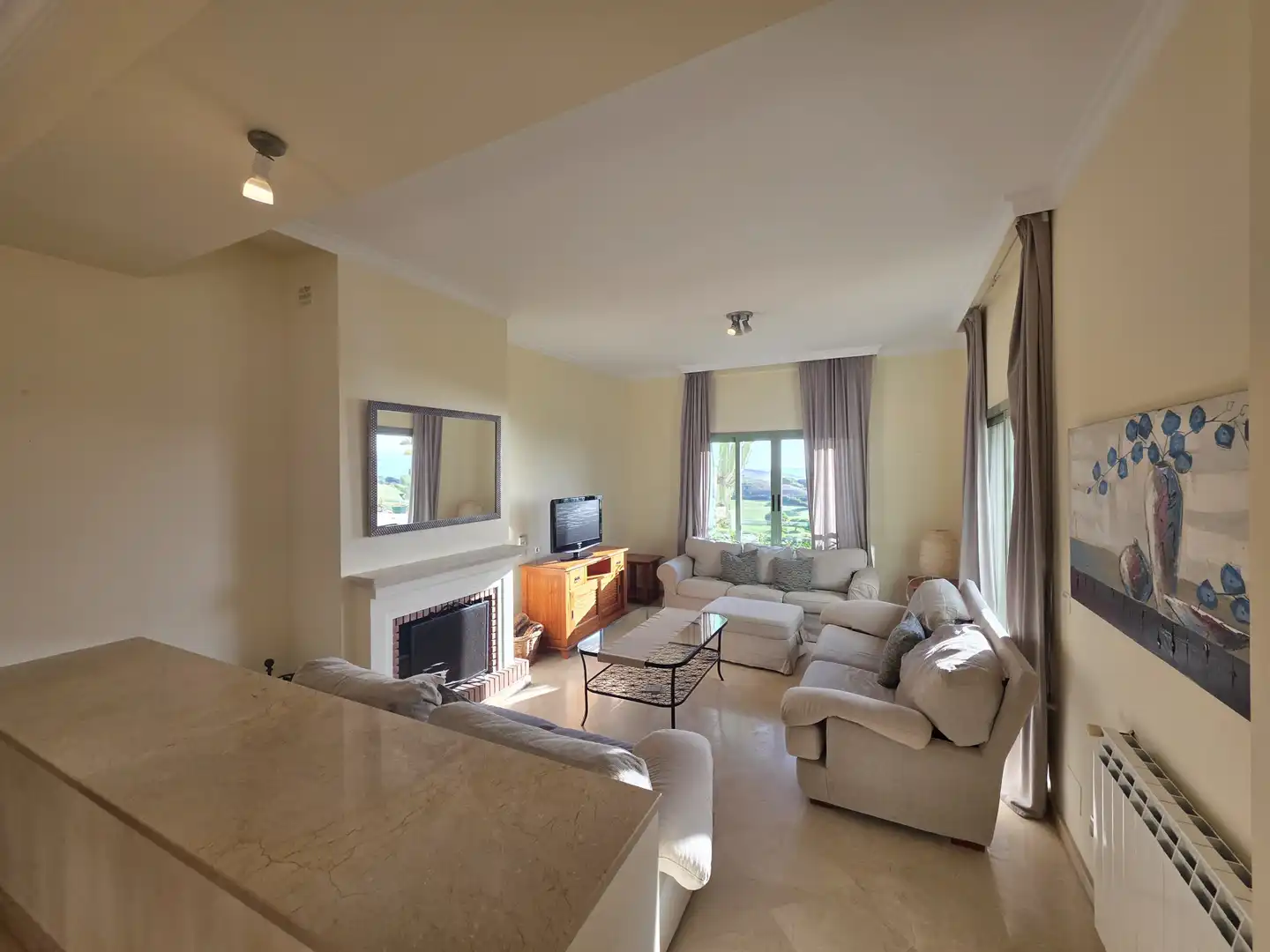 Sala de estar de Planta baja en venta en La Alcaidesa con Aire acondicionado, Calefacción y Terraza