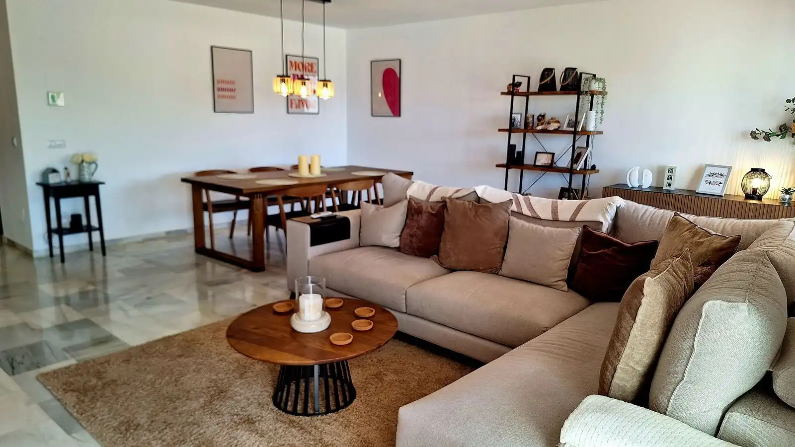 Sala de estar de Casa adosada en venta en Manilva con Aire acondicionado, Terraza y TV