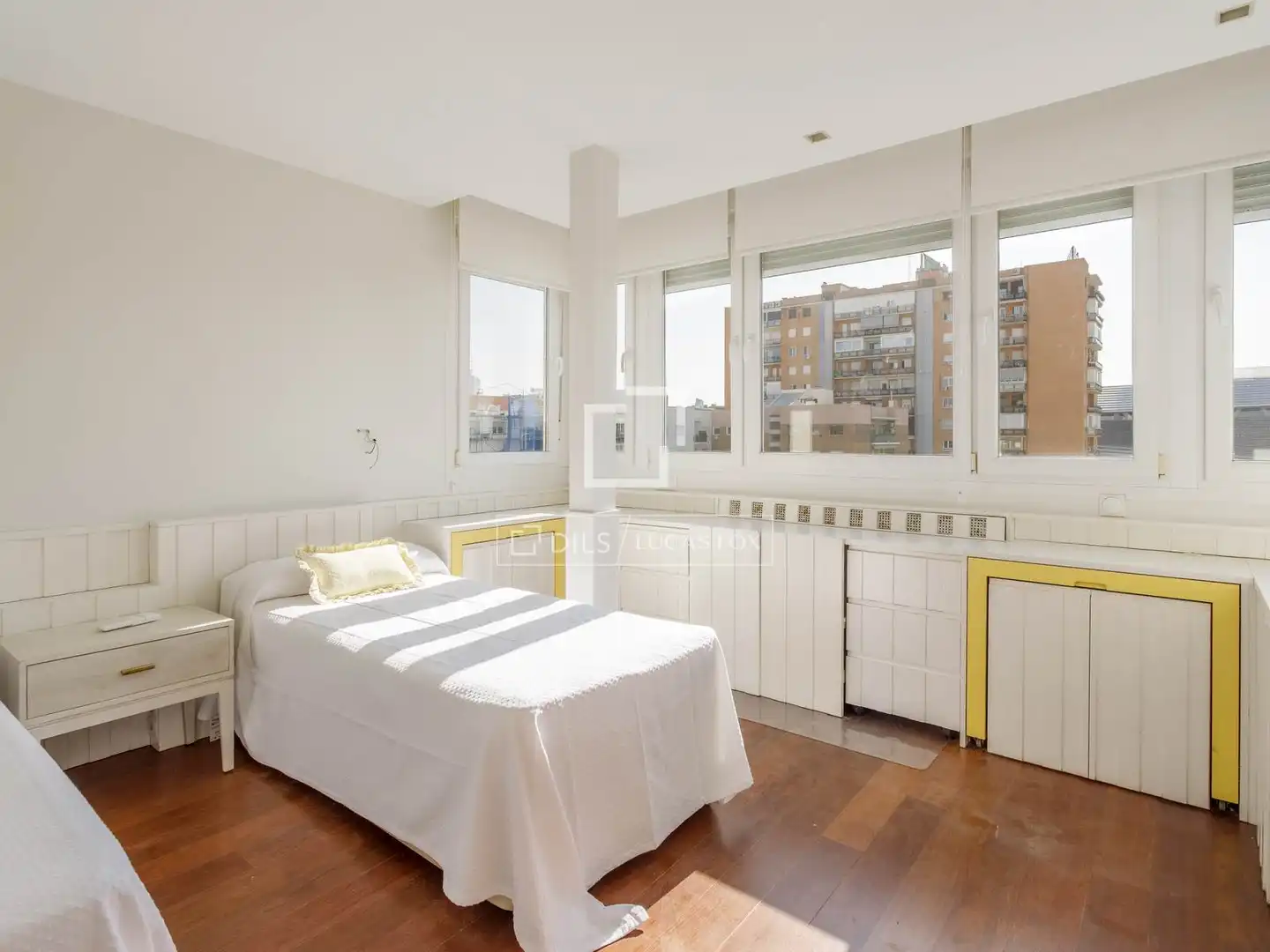 Schlafzimmer von Dachboden zur Miete in Madrid mit Klimaanlage, Heizung und Parkett