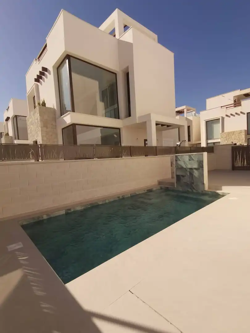Chalet con piscina en venta en Rojales