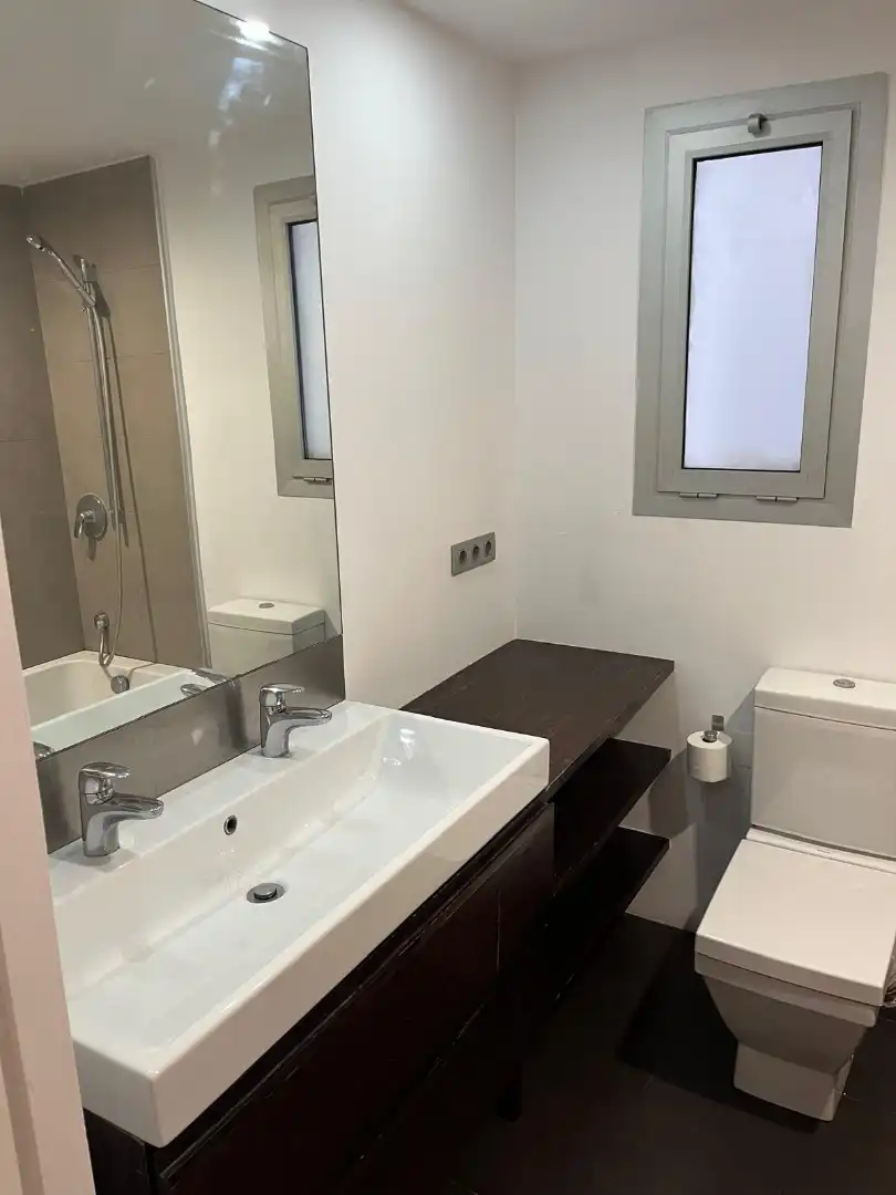 Baño de Piso en venta en Barcelona con Horno, Lavadora y Microondas