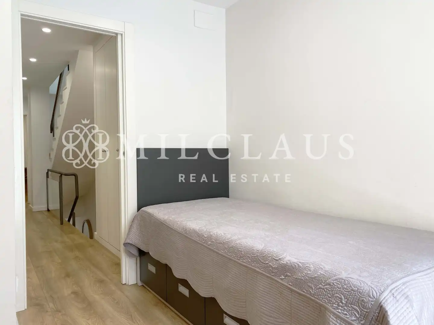 Schlafzimmer von Einfamilien-Reihenhaus zum Verkauf in L'Hospitalet de Llobregat mit Klimaanlage, Heizung und Parkett
