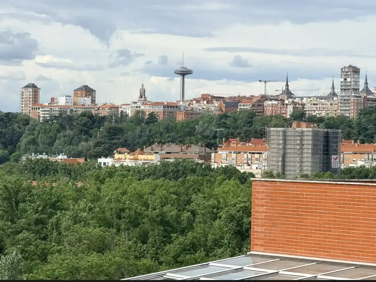 Außenansicht von Wohnung zur Miete in  Madrid Capital mit Klimaanlage und Balkon