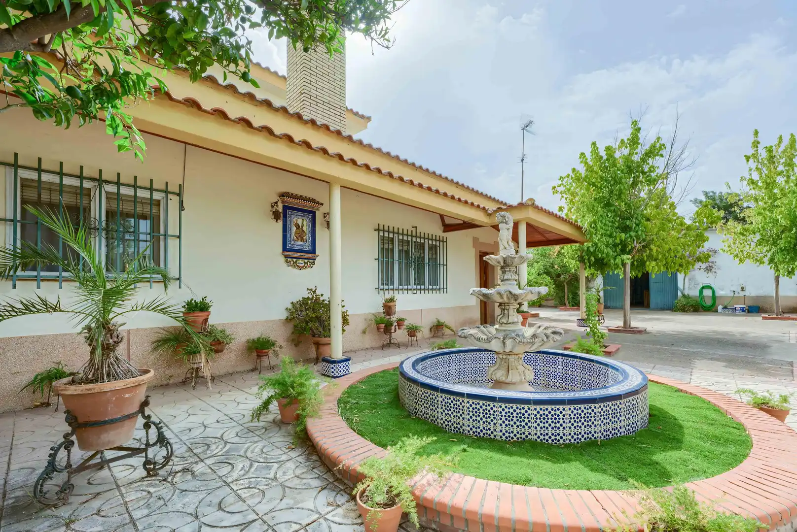 Vista exterior de Casa o xalet en venda en Carmona amb Jardí privat, Terrassa i Piscina