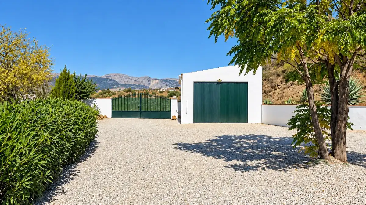 Vista exterior de Casa o xalet en venda en Colmenar amb Aire condicionat, Jardí privat i Terrassa
