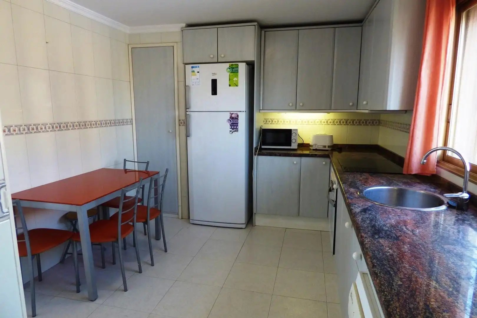 Küche von Wohnung zum Verkauf in Alicante / Alacant mit Klimaanlage, Heizung und Privatgarten