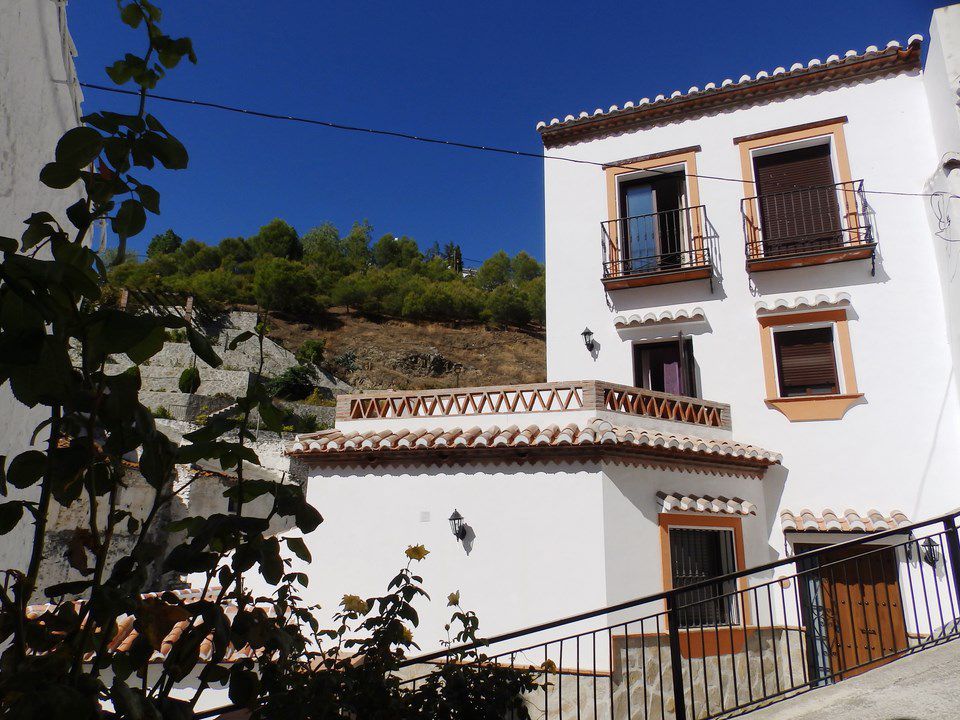 Vista exterior de Casa o xalet en venda en Salares amb Terrassa i Jacuzzi