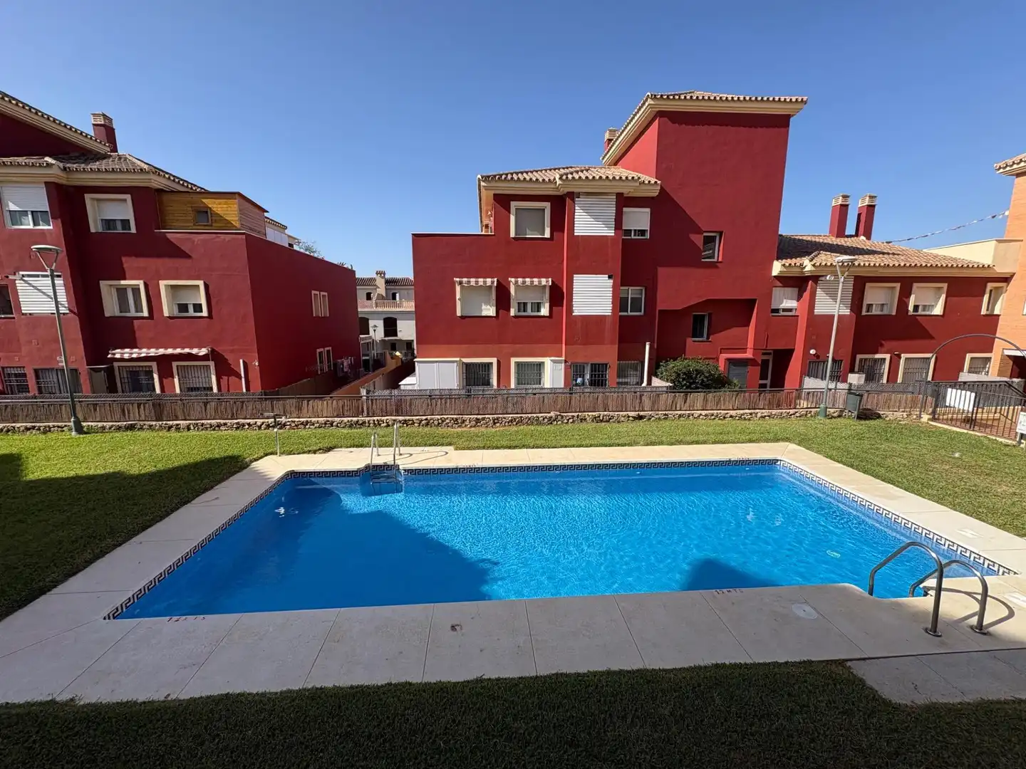 Schwimmbecken von Erdgeschoss zur Miete in Caleta de Vélez