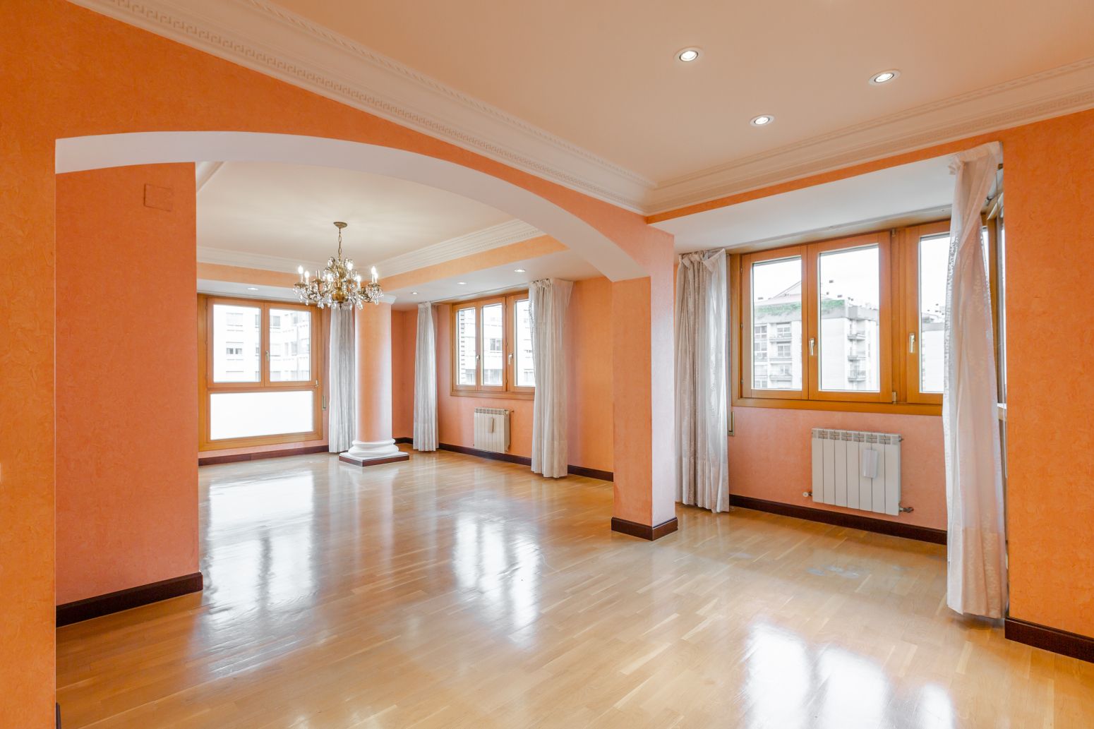 Sala d'estar de Pis en venda en  Pamplona / Iruña amb Calefacció, Jardí privat i Parquet