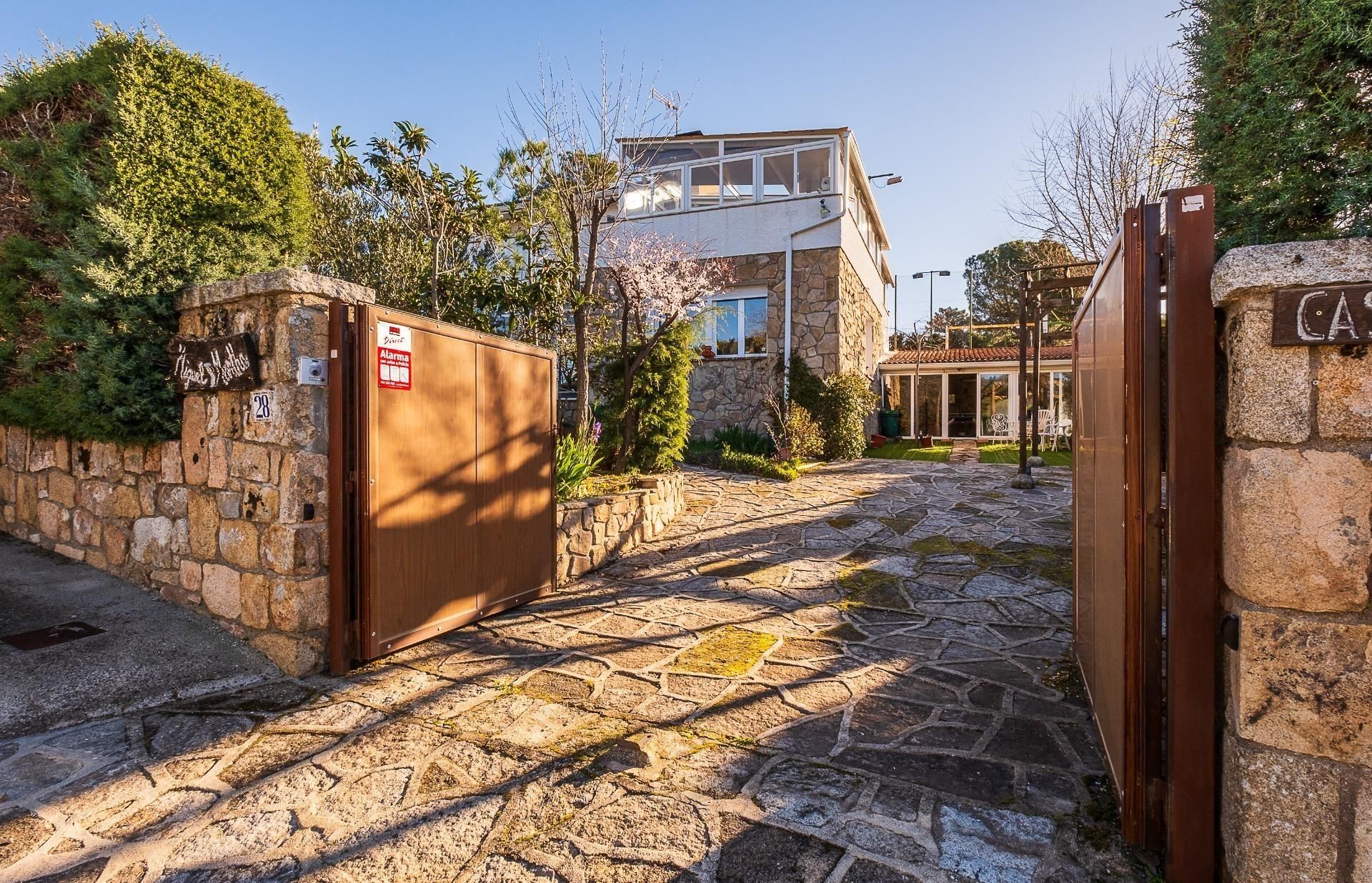 Vista exterior de Casa o xalet en venda en Robledo de Chavela amb Jardí privat, Terrassa i Traster