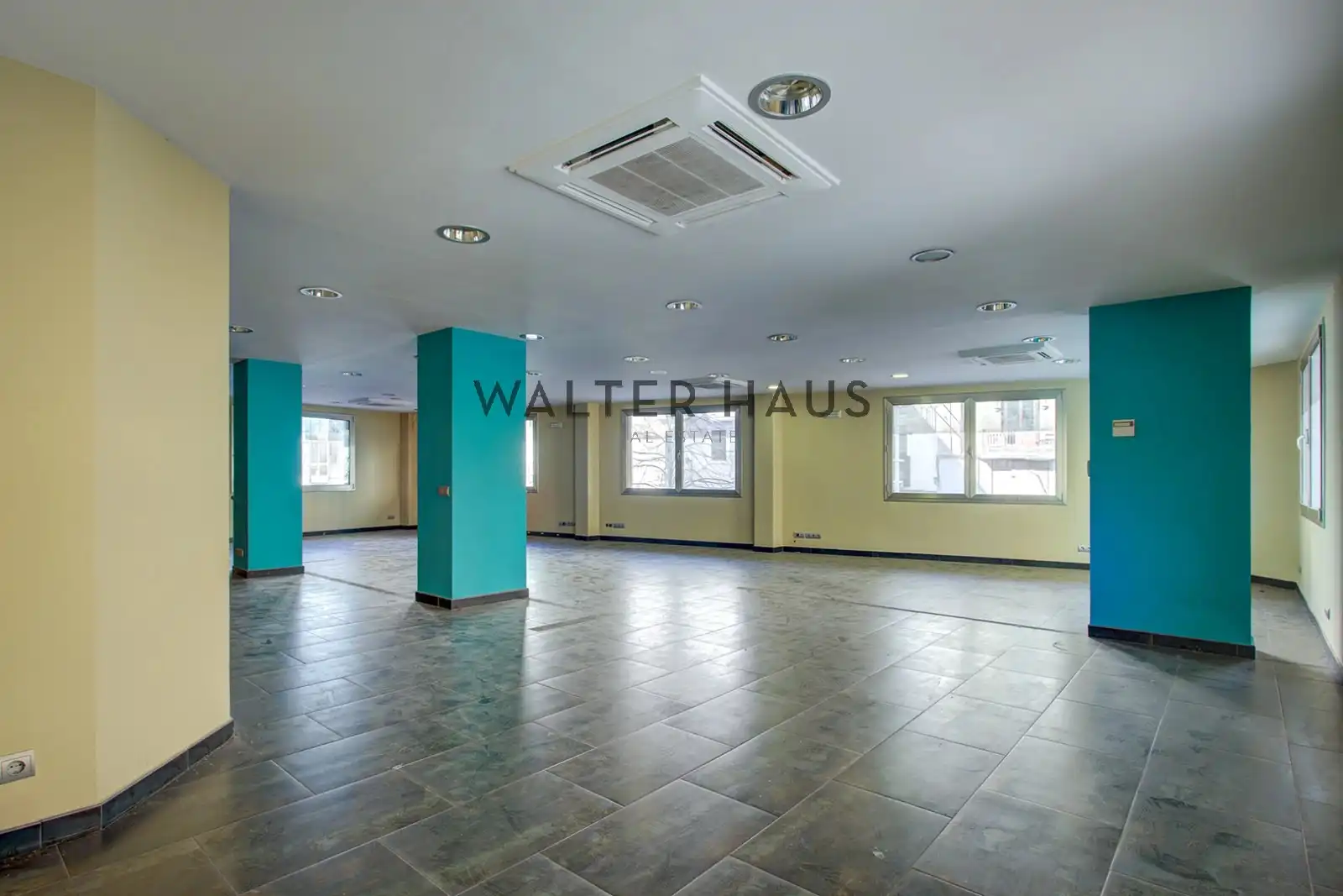Office for sale in Barcelona  with Air Conditioner