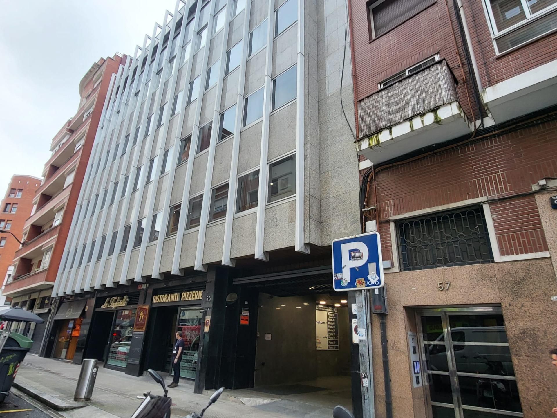 Vista exterior de Oficina en venda en Bilbao  amb Calefacció