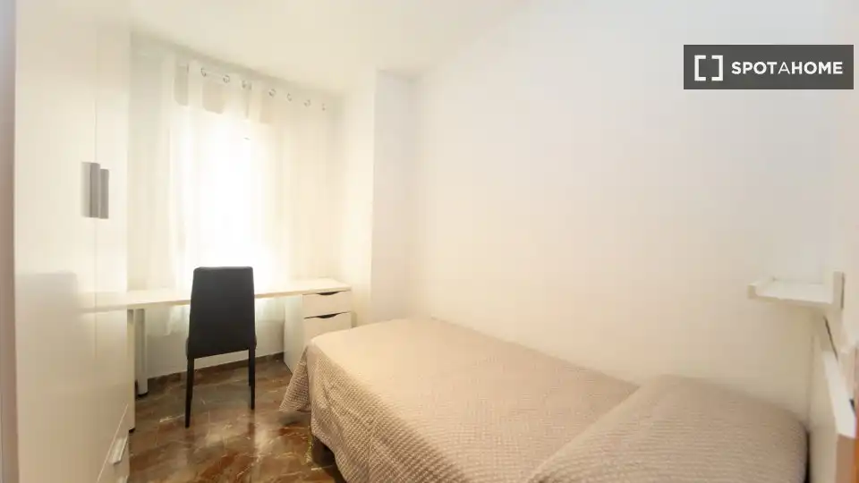 Room in Barrio de Zaidín