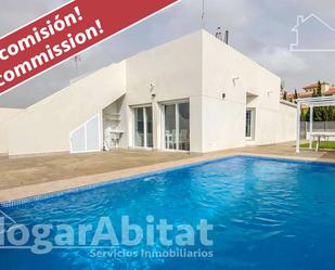 Exterior view of Single-family semi-detached for sale in Los Alcázares  with Air Conditioner, Terrace and Swimming Pool