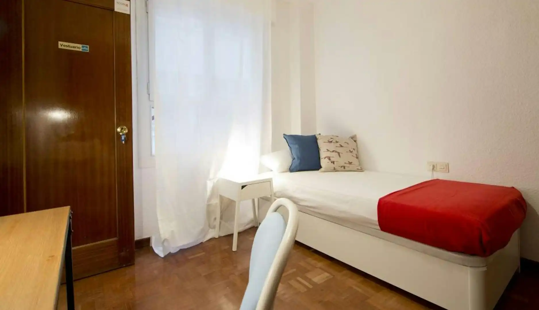 Bedroom of Flat for share in Madrid  with Heating, Washing machine and Internet
