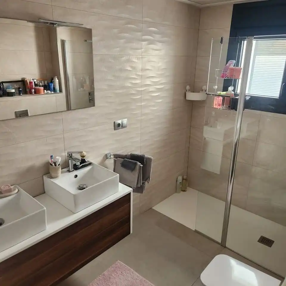 Bany de Casa o xalet en venda en Daya Vieja amb Jardí privat, Piscina i Moblat