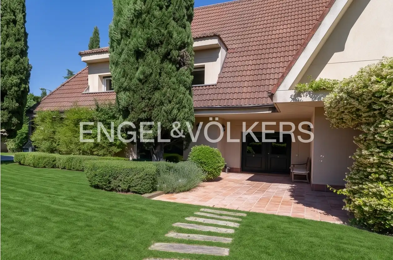 Vista exterior de Casa o xalet en venda en Majadahonda amb Aire condicionat, Calefacció i Jardí privat