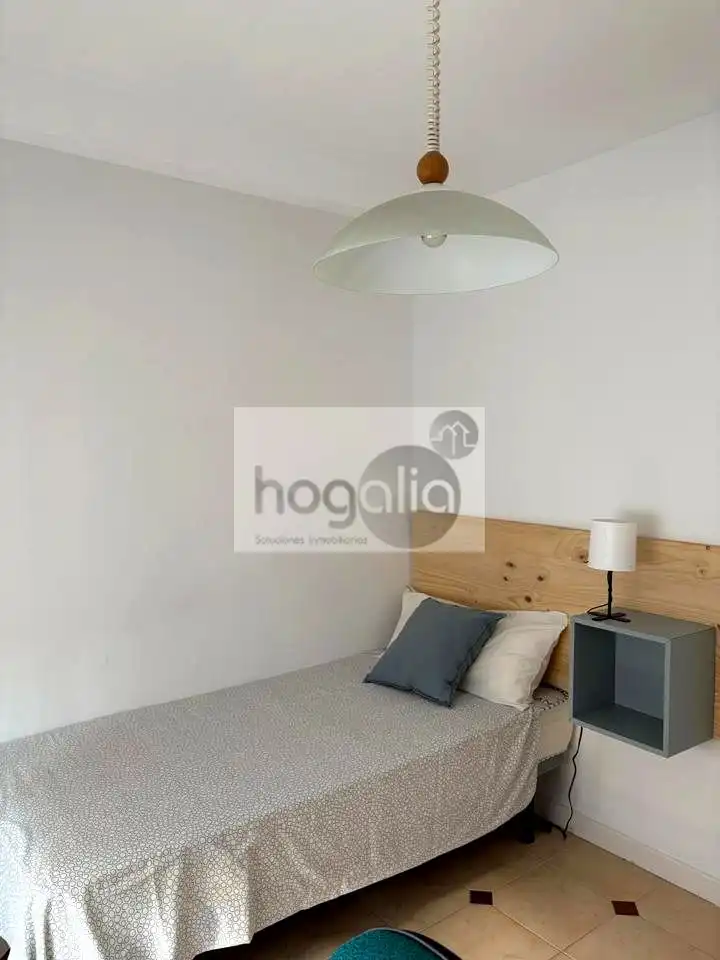 Bedroom of Flat for rent in Sevilla  with Air Conditioner, Furnished and Balcony