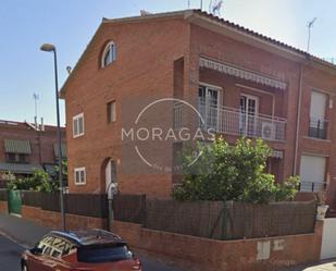 Vista exterior de Casa adosada en venda en Granollers amb Aire condicionat, Calefacció i Jardí privat