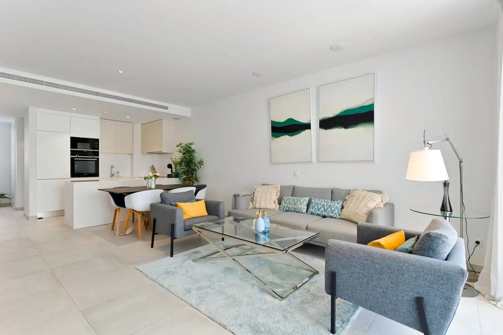 Wohnzimmer von Wohnungen zum Verkauf in Estepona mit Klimaanlage, Terrasse und Schwimmbad
