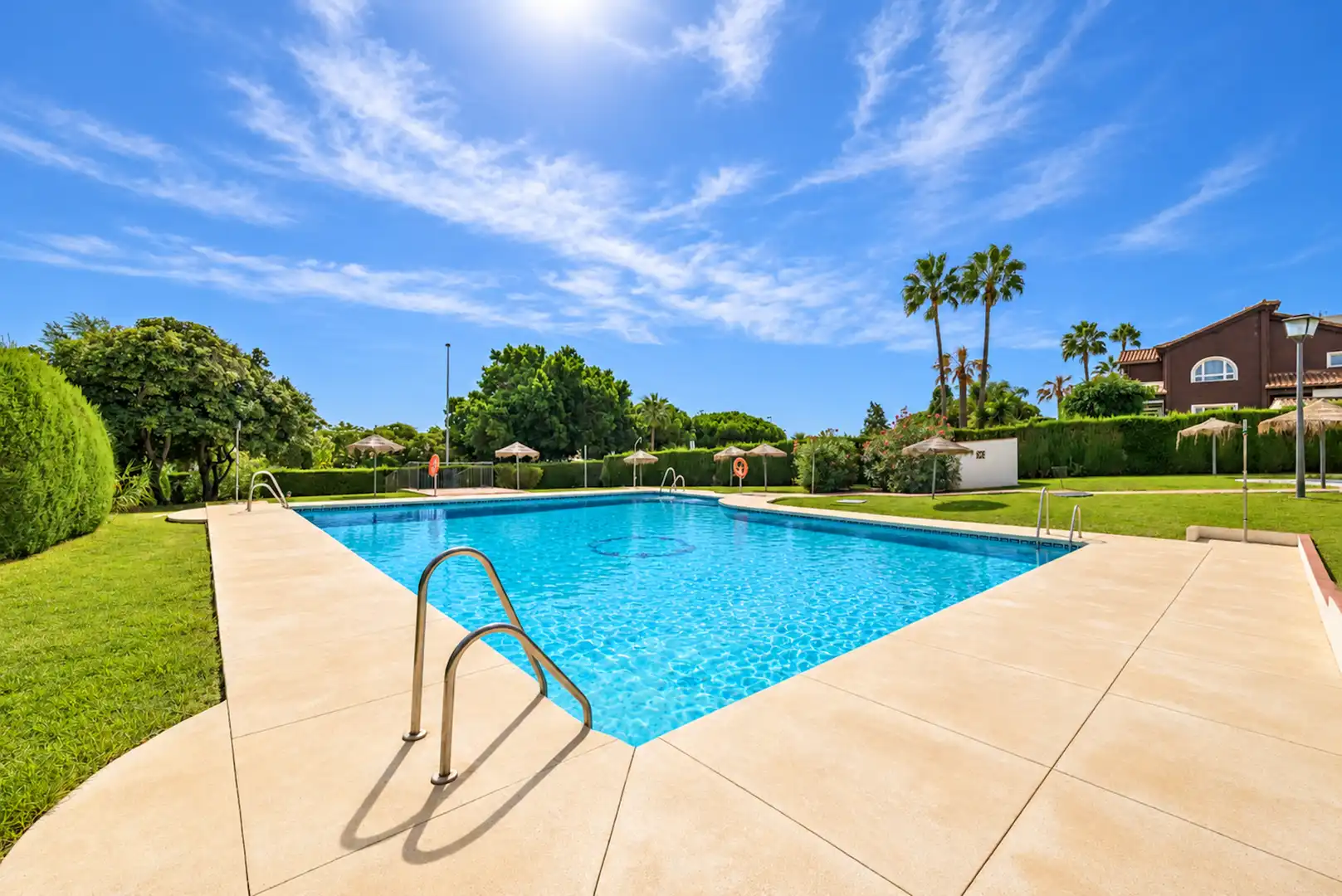 Piscina de Dúplex en venta en La Cala Mijas