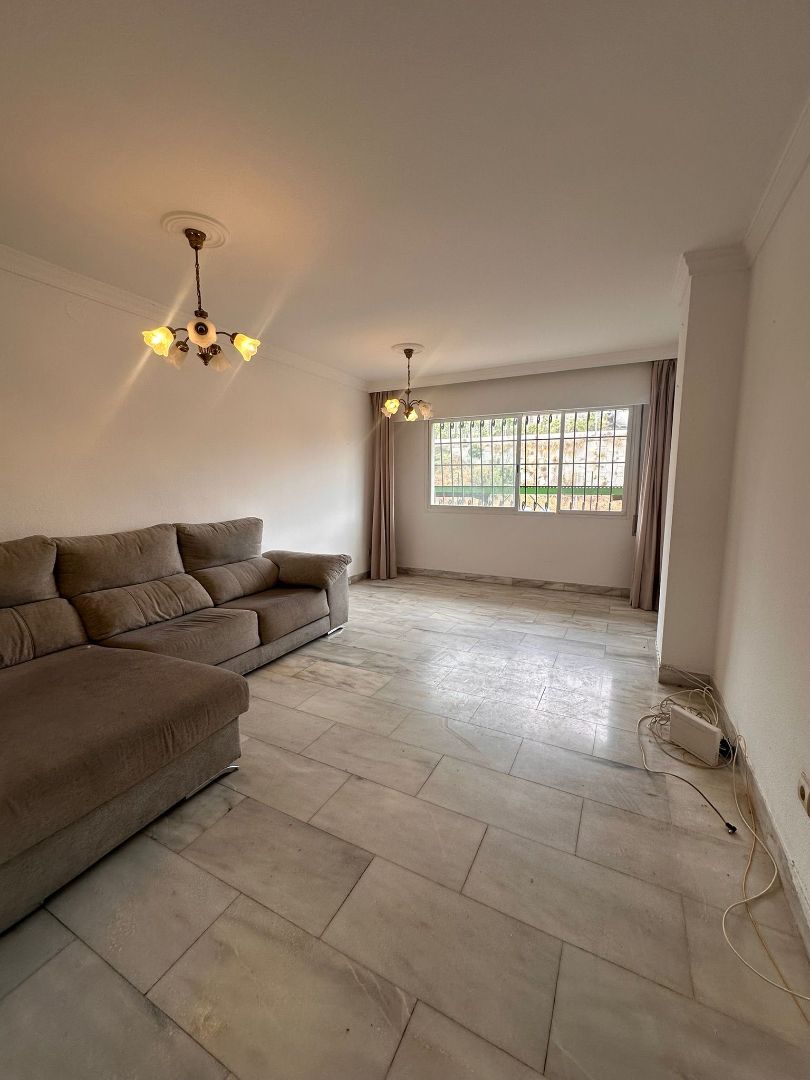 Sala d'estar de Pis en venda en Marbella amb Aire condicionat, Terrassa i Moblat