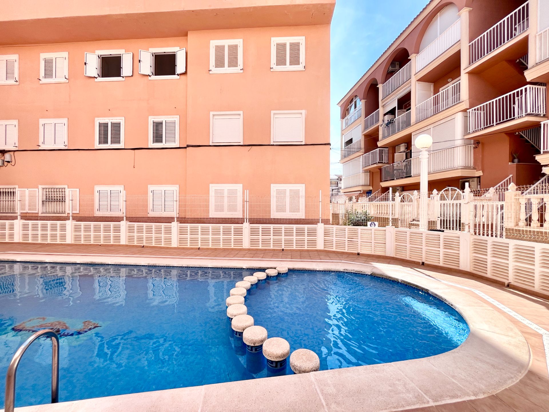 Piscina de Pis en venda en Torrevieja amb Calefacció, Terrassa i Moblat