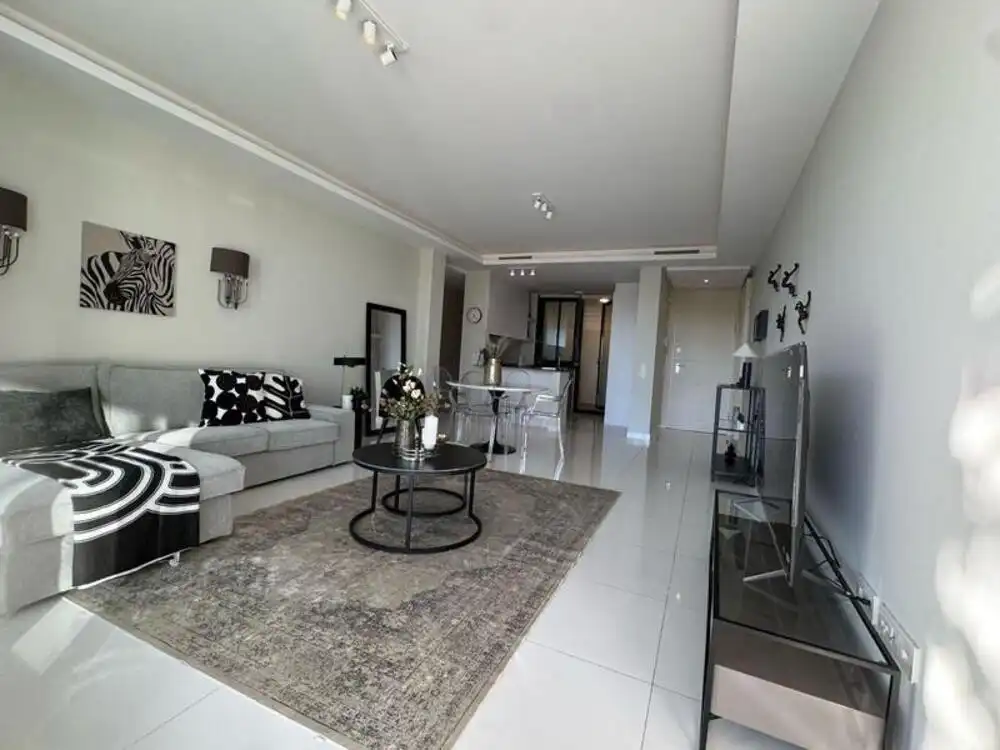Sala d'estar de Planta baixa de lloguer en Estepona amb Aire condicionat, Jardí privat i Terrassa