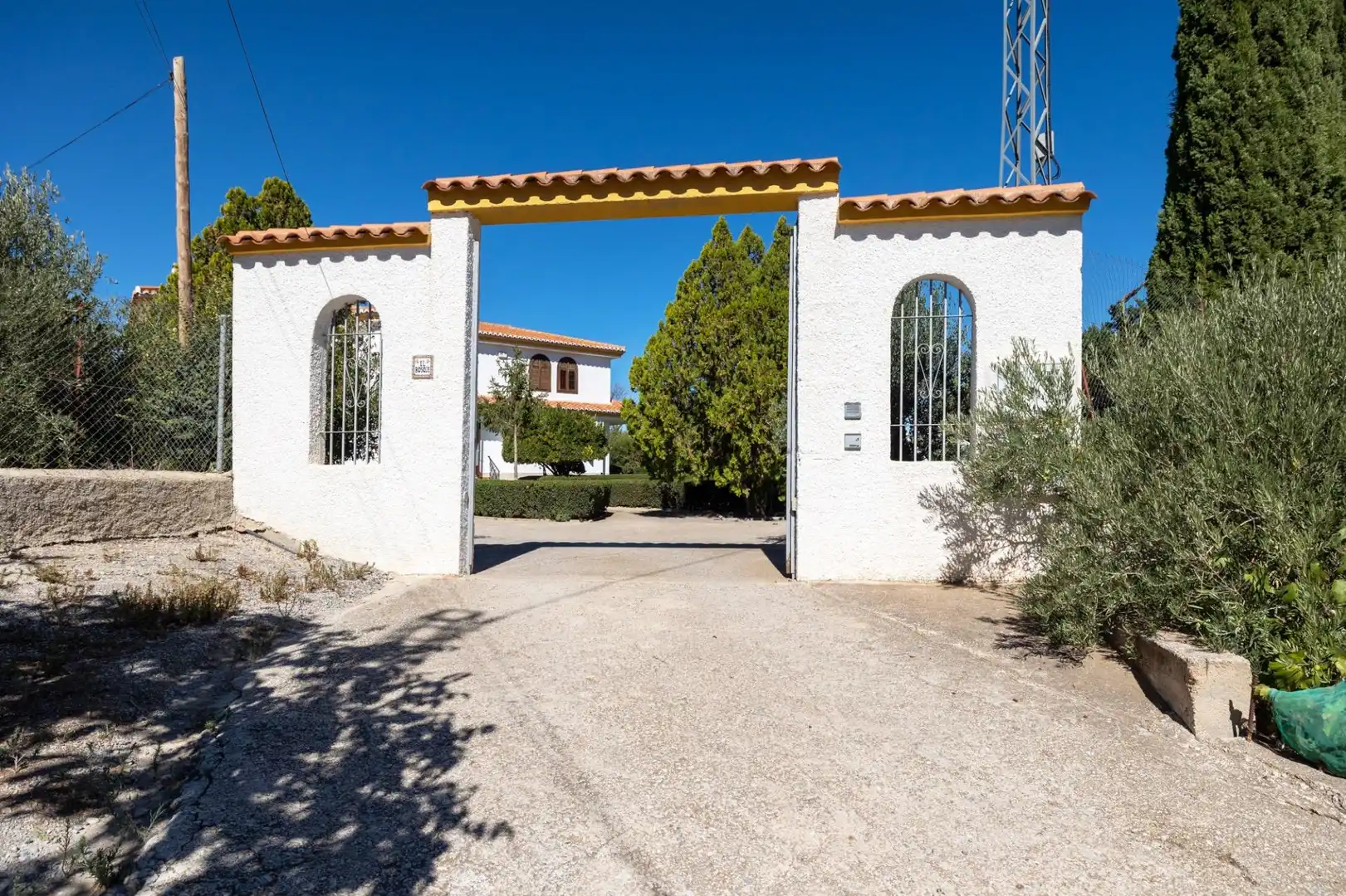 Vista exterior de Casa o xalet en venda en Baza amb Aire condicionat, Calefacció i Jardí privat