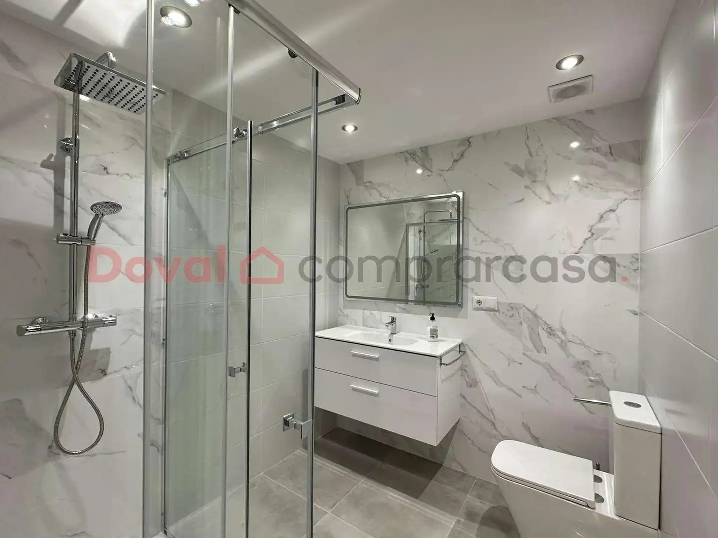 Bathroom of Flat for rent in Vigo   with Heating, Parquet flooring and Terrace