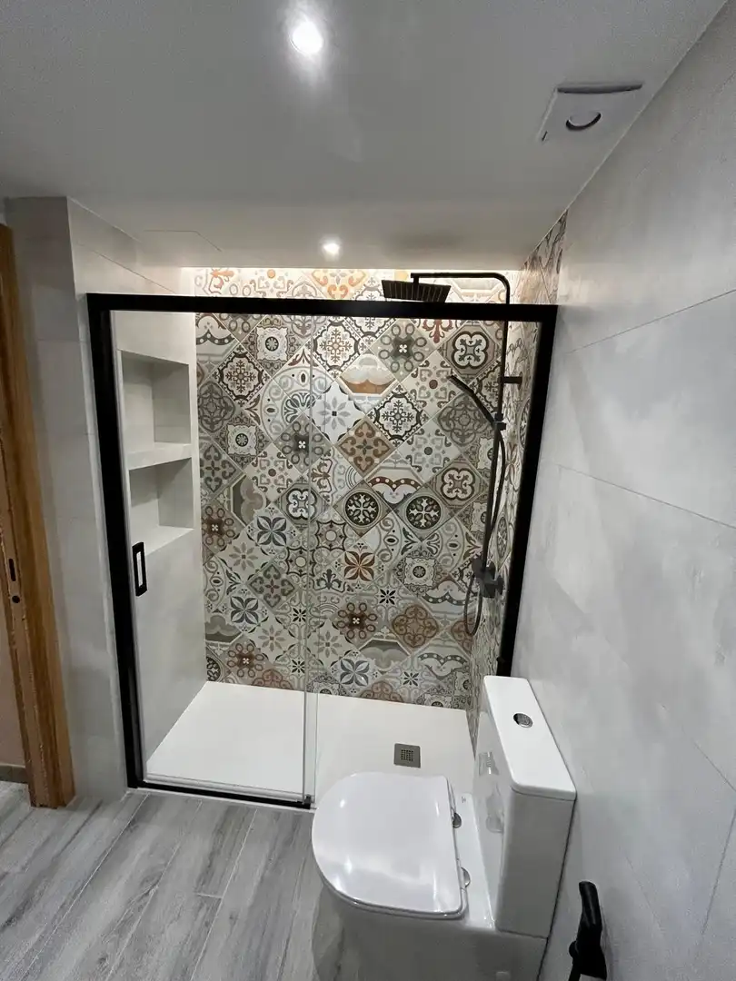 Baño de Apartamento de alquiler en Estepona con Aire acondicionado, Jardín privado y Trastero
