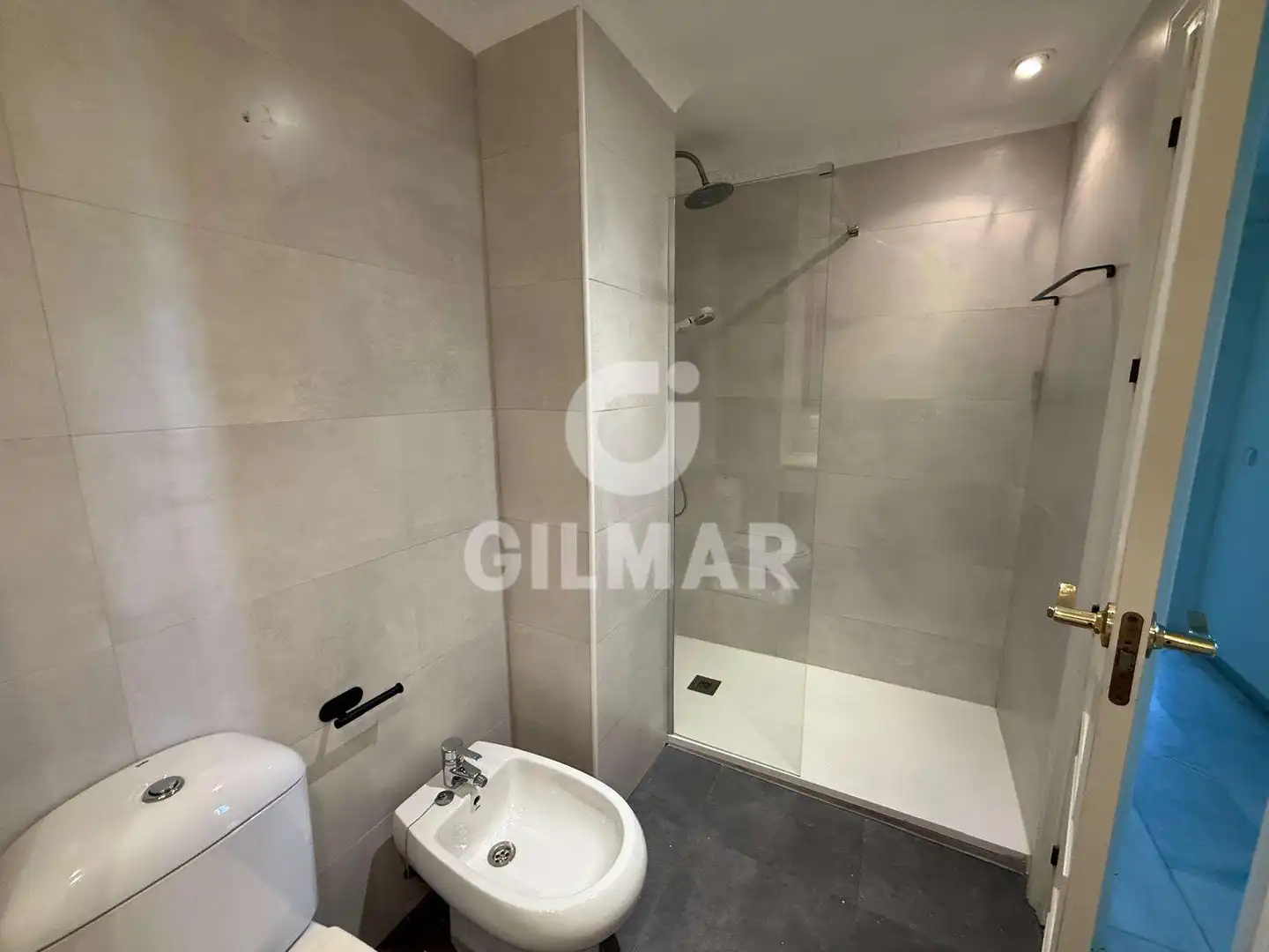 Badezimmer von Wohnung zur Miete in Sevilla mit Klimaanlage, Ofen und Waschmaschine