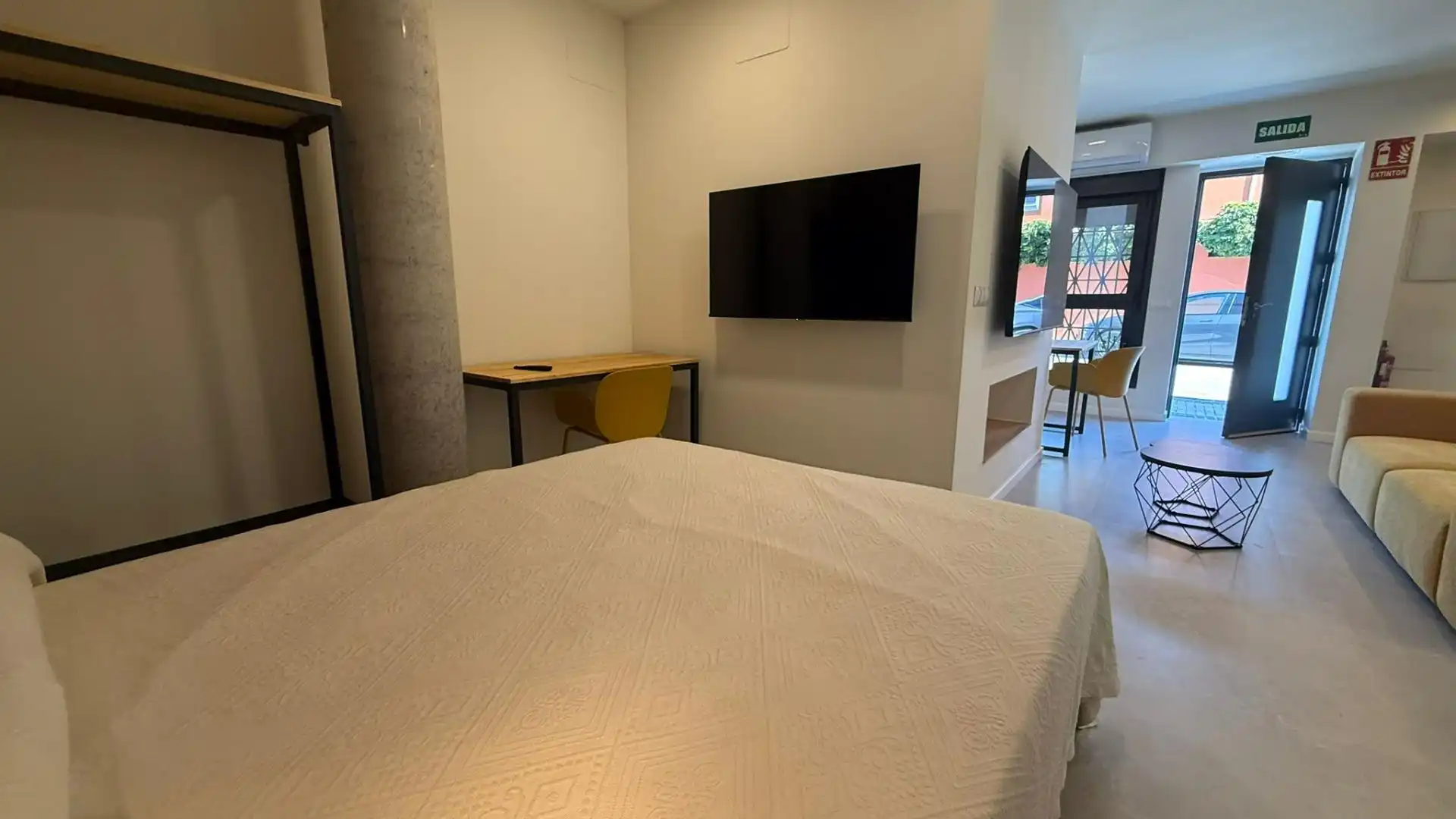 Habitación de Planta baja en venta en Bormujos con Aire acondicionado y Amueblado
