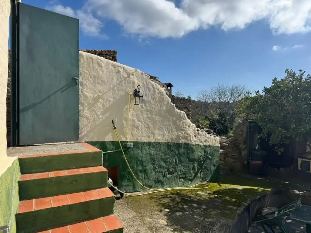 Vista exterior de Finca rústica en venda en Rabós amb Calefacció, Terrassa i Balcó