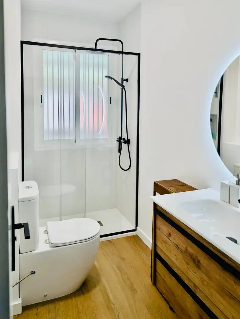 Bany de Apartament de lloguer en Madrid amb Calefacció, Parquet i Terrassa