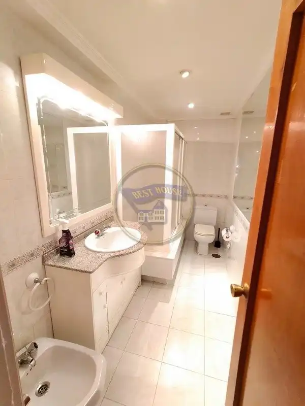 Bathroom of Flat for rent in Vigo   with Heating, Parquet flooring and Terrace
