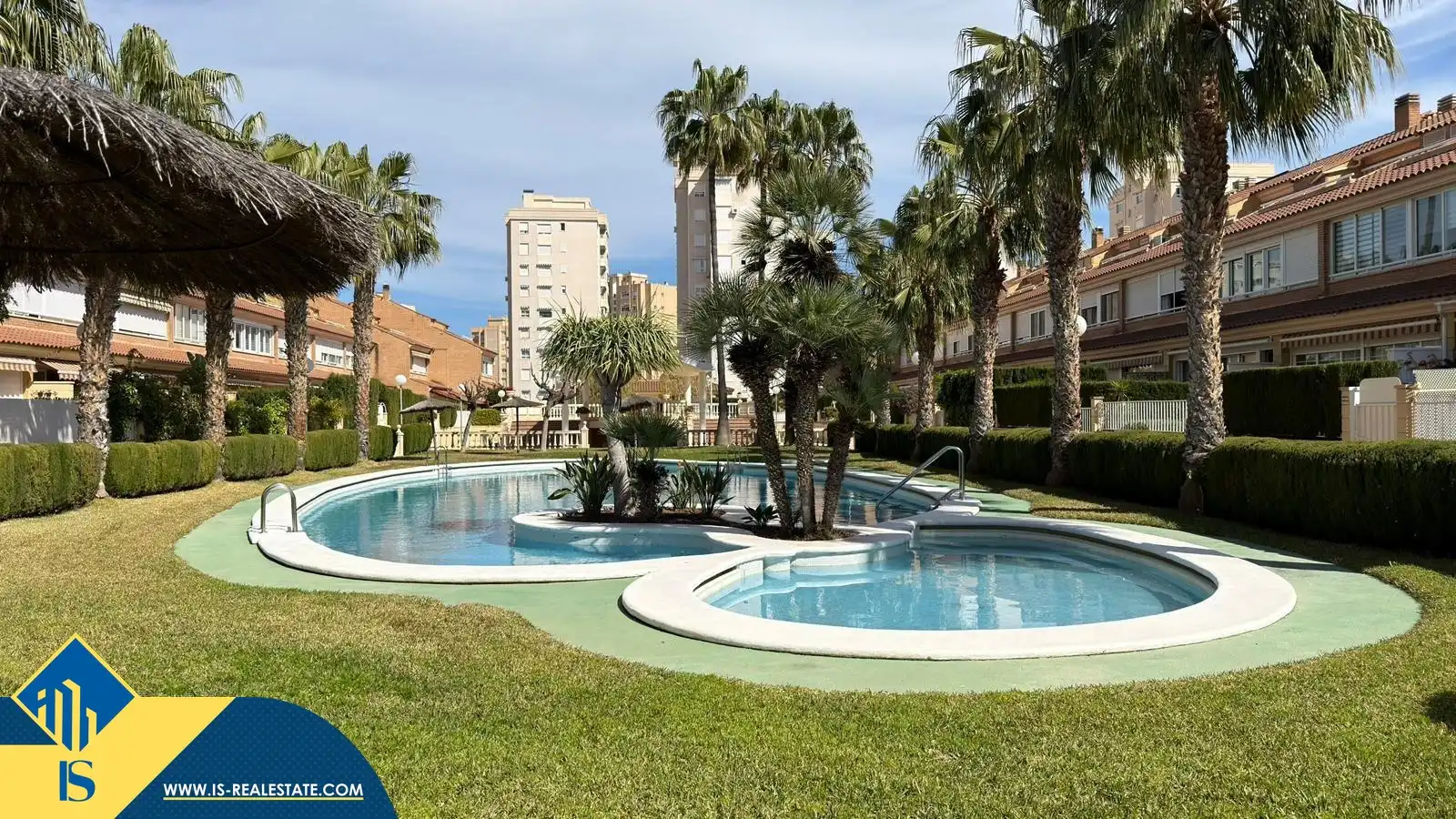 Vista exterior de Casa o xalet en venda en Alicante / Alacant amb Terrassa, Moblat i Piscina comunitària