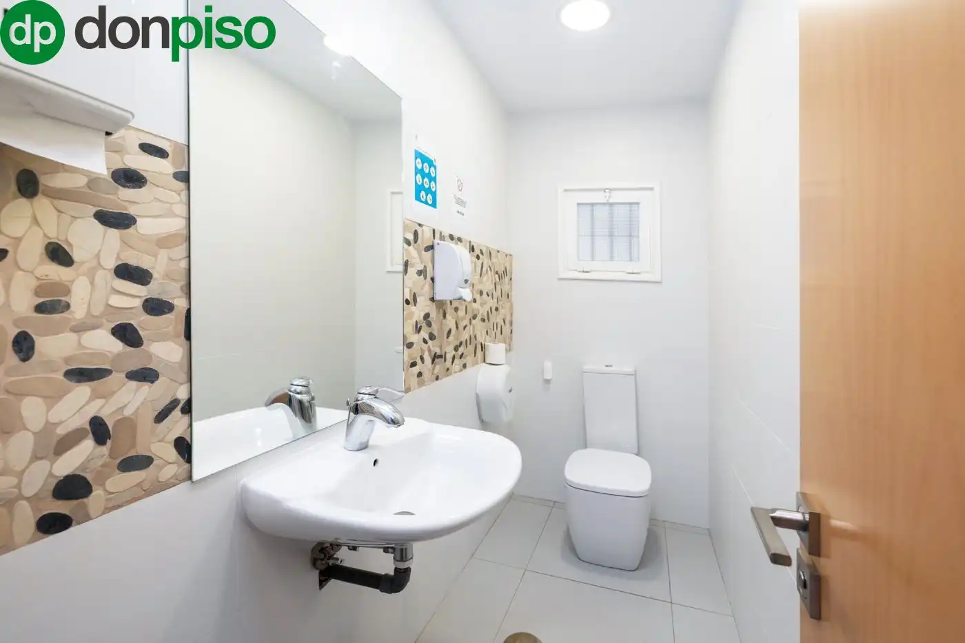 Badezimmer von Geschaftsraum zum Verkauf in Granada mit Klimaanlage