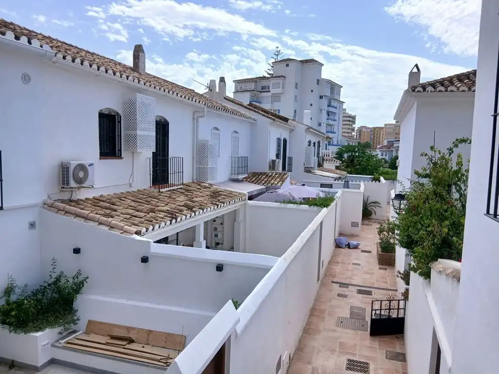 Außenansicht von Einfamilien-Reihenhaus zum Verkauf in Fuengirola mit Klimaanlage, Terrasse und Möbliert